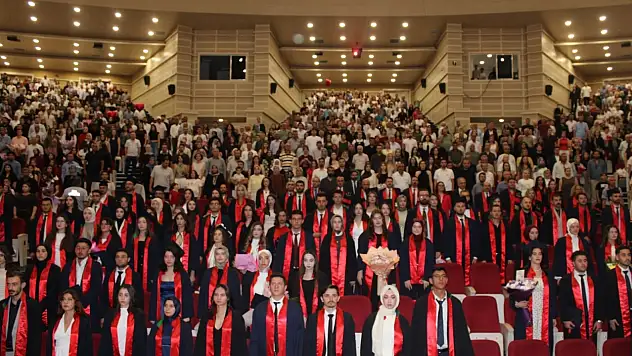 ERÜ Hukuk Fakültesi'nden 208 yeni mezun
