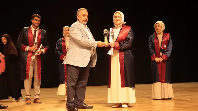 ERÜ İlahiyat Fakültesi'nde mezuniyet sevinci