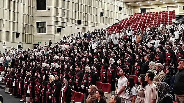ERÜ mezuniyetinde Atatürk posteri unutuldu! Kayseri'de dev poster açıldı
