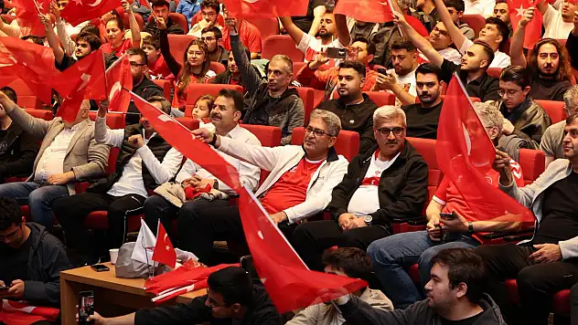 ERÜ öğrencileri ve personeli milli maçı dev ekranda izledi