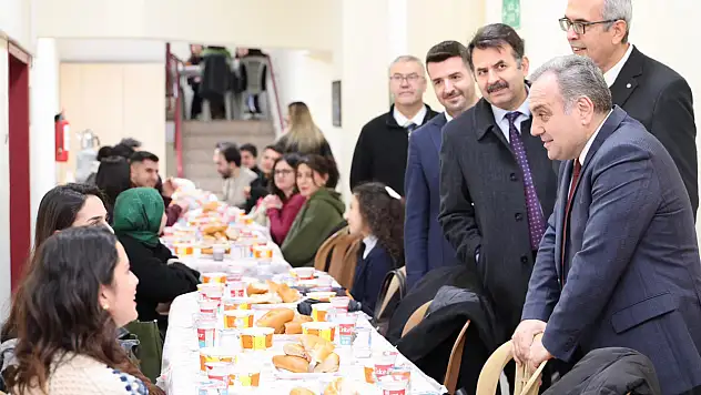 ERÜ Rektörü Altun Eczacılık Fakültesi öğrencileri ile iftar yaptı