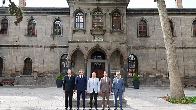 ERÜ Rektörü Prof. Dr. Altun'dan Kent Konseyi Başkanı Doç. Dr. Kösedağ'a hayırlı olsun ziyareti...