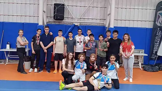 ERVA Spor Okulları Badminton'da madalyaları topladı