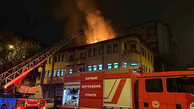 Kayseri'de eşine sinirlenen adam çatıyı yaktı!