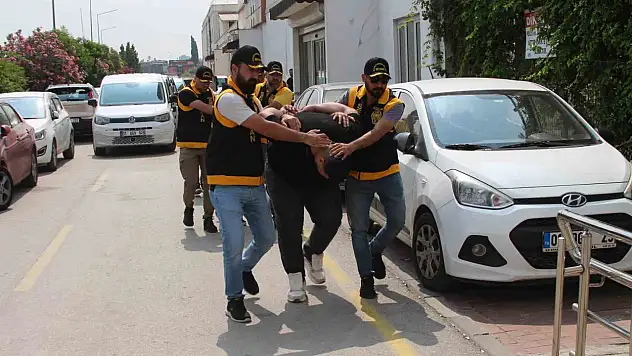 Adana'da eşini baba evine gönderen damada kayınbirader dayağı!
