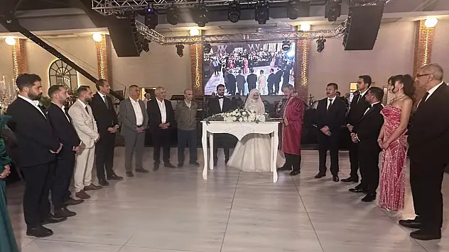 Eski Belediye Müdürünün Oğlu Evlendi