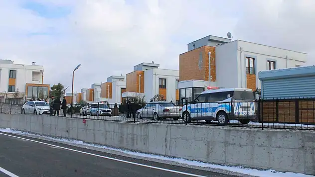 Kayseri'de eski kız arkadaşının evine giden şahısla yeni erkek arkadaşı arasında bıçaklı kavga çıktı!