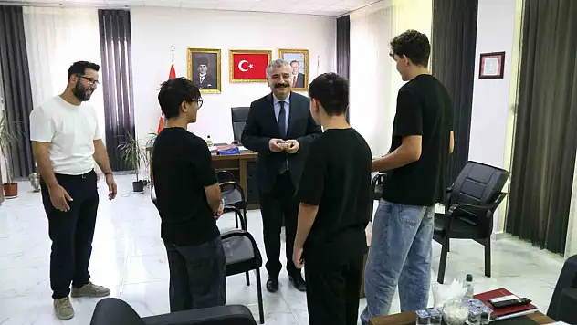 Minikler kendi elleriyle yaptıkları aşureyi ikram etti