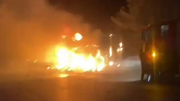 Adana'da otoyolda et yüklü tır dorsesi yandı