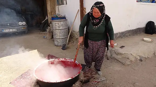 Etraf kırmızıya boyandı: Ev yapımı salçalar pişirilmeye başlandı