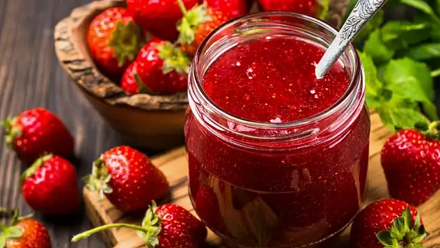 Evde lezzetli çilek reçeli yapmanın püf noktaları