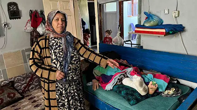 Evini su basan kadın düşüp ayağını kırdı