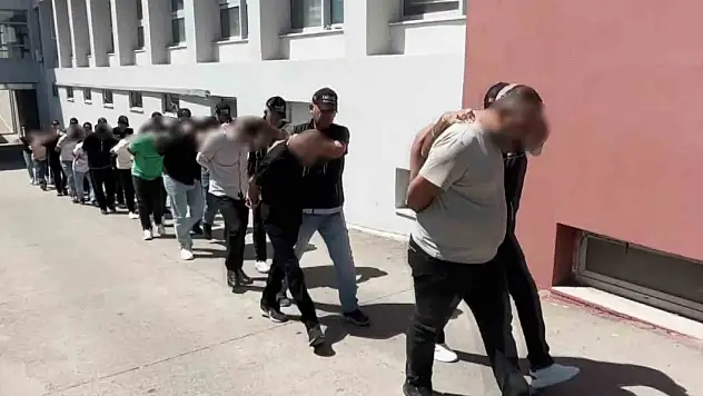 Evlerinden uyuşturucular ve silahlar çıktı: 9 şüpheli kıskıvrak yakalandı!