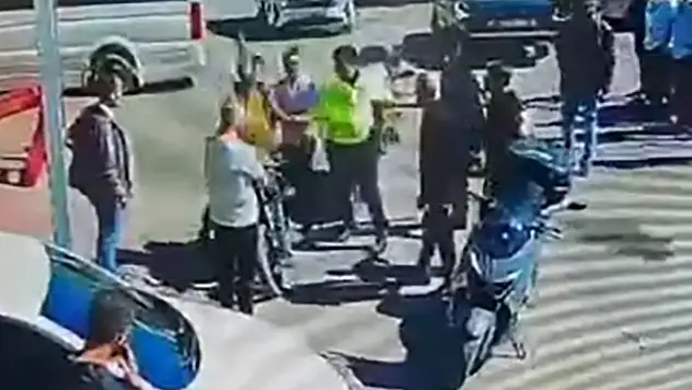 Evrak isteyen polisi yumrukladı