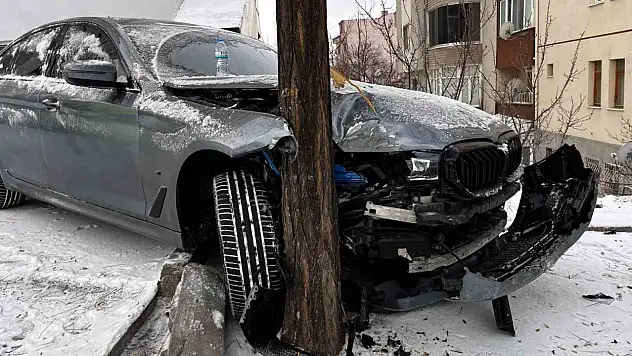Kayan otomobili ağaç durdurdu
