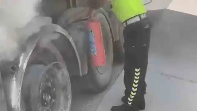 Alev alan yakıt tankerinde faciayı jandarma önledi