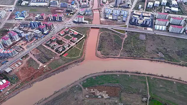 Kızıldağ eteklerinden gelen su Kızılırmak'ın rengini değiştirdi