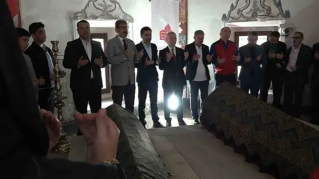 Fatih'in Annesi Hüma Hatun Kabri Başında Dualarla Anıldı