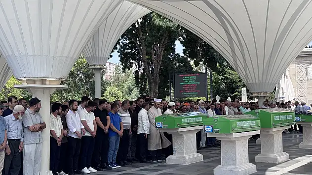 Feci kazada hayatlarını kaybettiler: Yan yana toprağa verildiler