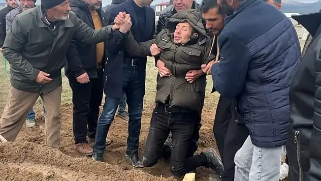 Sivas'ta 5 yaşındaki çocuk defnedildi - Acılı baba sinir krizi geçirdi!
