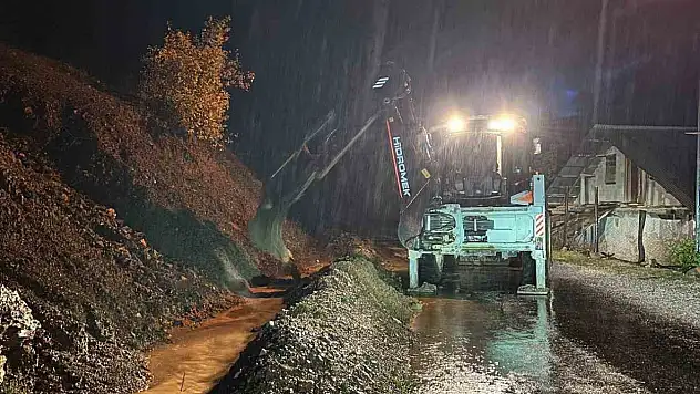 Adana Feke'de düşen kayalar temizleniyor