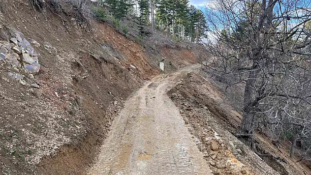 Adana Feke'de kar ve heyelanla mücadele sürüyor