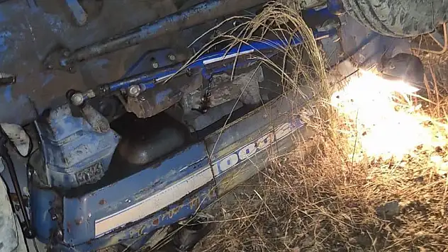 Adana'da traktör devrildi!