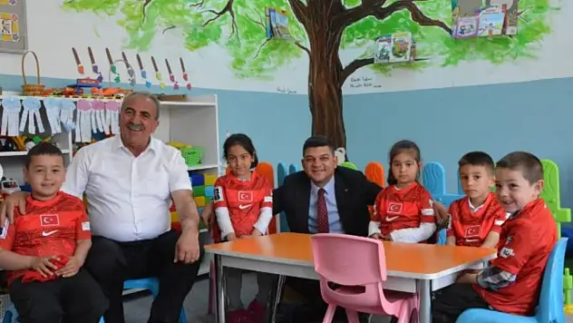 Felahiye'de çocuklara Milli Takım forması dağıtıldı