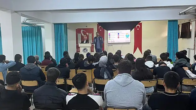 Felahiye'de Emniyet ve Siber Suçlarla Mücadele ekipleri öğrencilerle bir araya geldi!