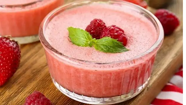 Ferahlatan lezzet - 5 malzemeli - Çilekli irmik tatlısı