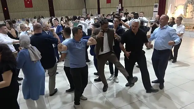 Fildişi Sahilli gençler düğününde ilgi odağı oldu