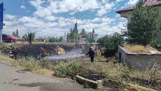Şarkışla'da fırtına yangına neden oldu, alevler evlere sıçramadan söndürüldü!