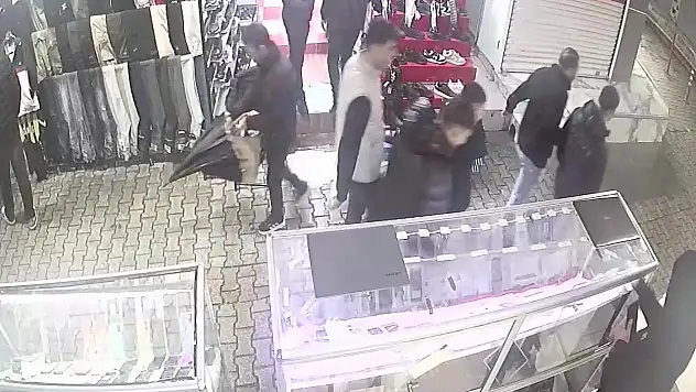 Fiyat sorma bahanesiyle girdi cep telefonu çaldı!