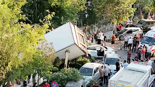 Nevşehir'de kamyon sürücüsü 10 araca çarpıp, kanala düştü