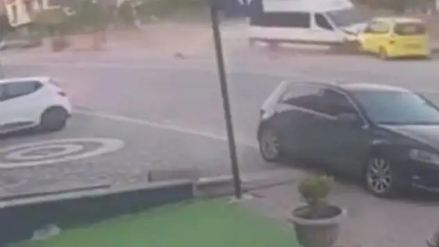 Kayseri'de freni patlayan minibüs taksiyi önüne kattı, direğe çarparak zor durabildi!