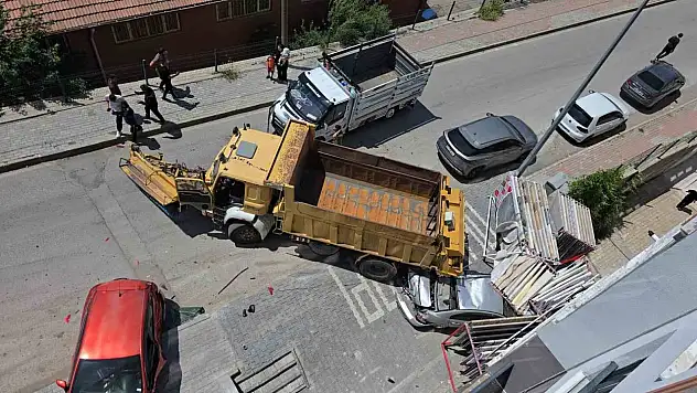 Freni tutmayan kamyon çok sayıda araca çarptı!