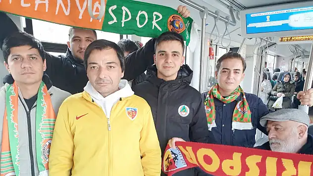 Futbolun ruhu Kayseri'de yaşandı! Kayserispor ve Alanyaspor taraftarından örnek görüntüler!