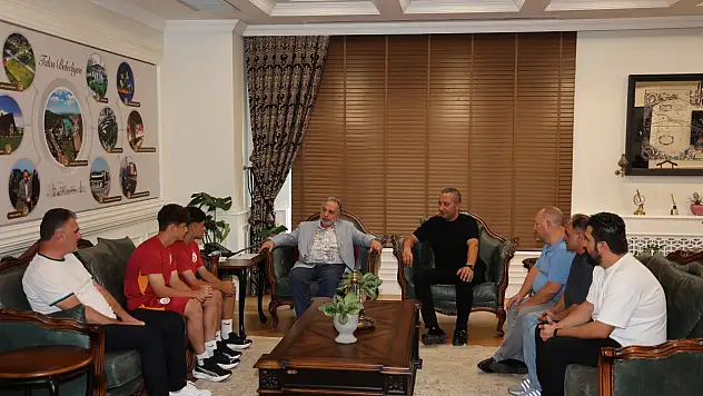 Galatasaray'a transfer olan Talaslı sporcular Başkan Yalçın'ı ziyaret etti