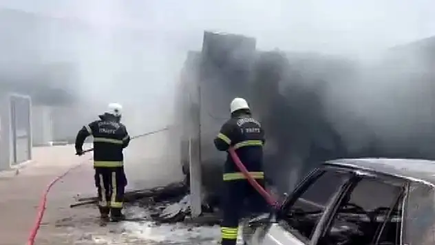 Kahramanmaraş'ta konteyner yangını: 5 konteyner ile 1 araç yandı!