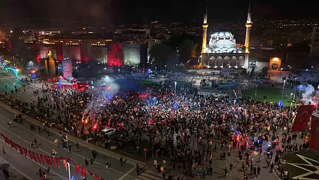 Galatasaray taraftarları Kayseri'de şampiyonluğu böyle kutladı
