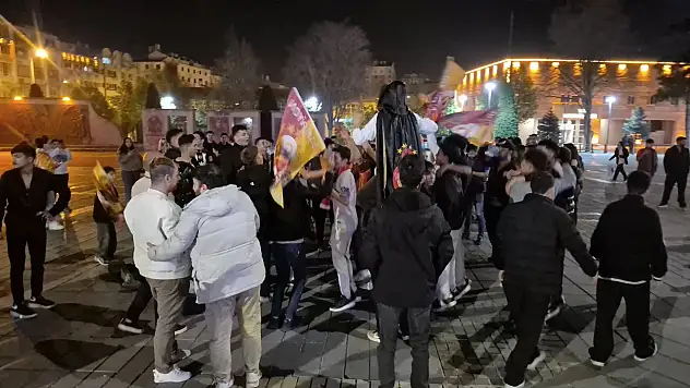 Galatasaraylılar Cumhuriyet Meydanı'nda galibiyet kutluyor!