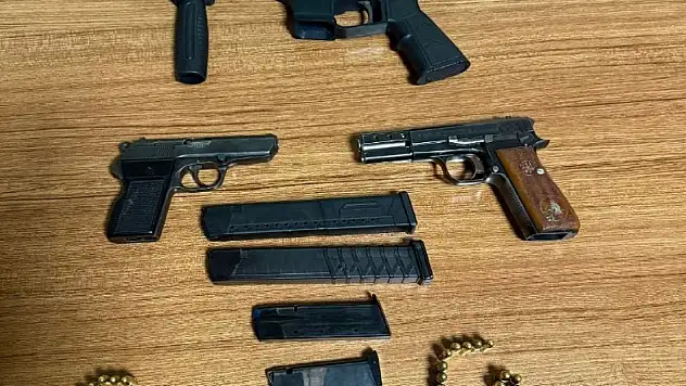 Gardıroptan adeta cephanelik çıktı!