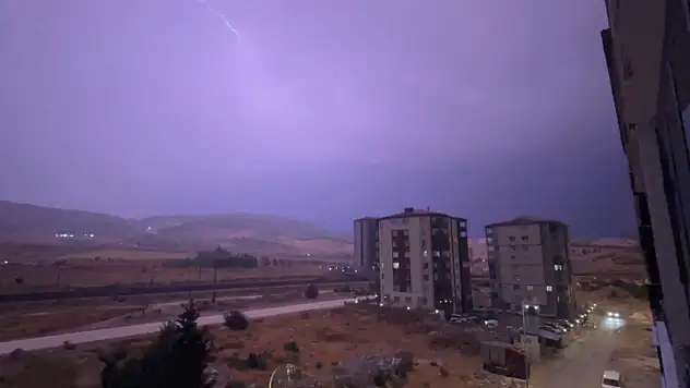 Geceyi aydınlatan şimşek fırtınası sonrası cadde ve sokakları su bastı