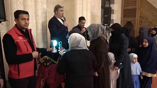 Gaziantep'te vatandaşlar sakal-ı şerif için sıraya girdi