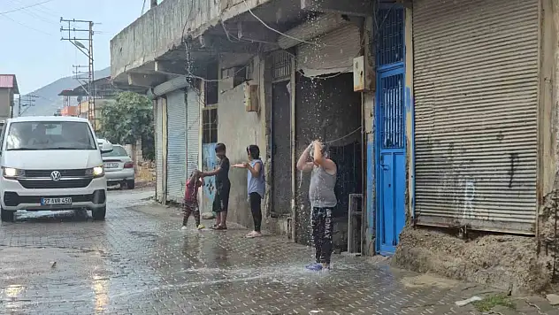 Aniden bastıran yağmur çocuklara eğlence oldu