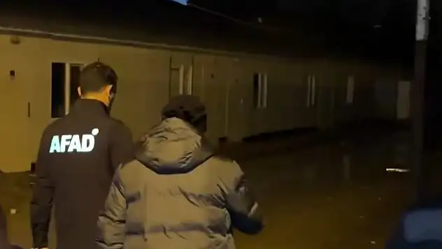 Yoğun yağış sonrası yaşam alanı boşaltıldı