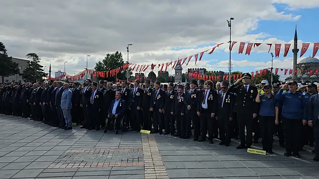 Gaziler Günü için Kayseri Cumhuriyet Meydanı'nda tören düzenlendi...