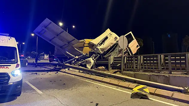 Gece saatlerinde tır bariyerlere girdi - Sürücü yaralı!
