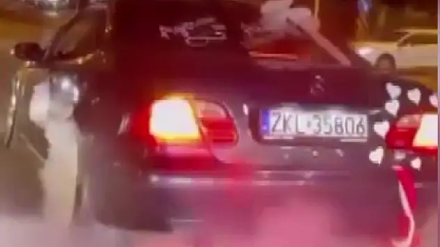 Gelin arabasıyla yolu kapatıp lastik yaktılar: Araç trafikten men edildi