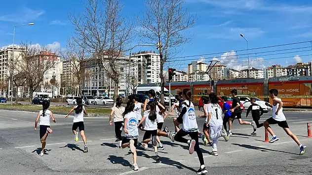 Genç atletler ANALİG'de kıyasıya yarıştı